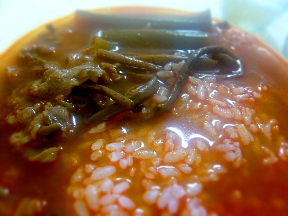 ユッケジャンスープにご飯を入れて簡単クッパ 韓国人が伝授する本場の韓国家庭料理レシピ 韓国料理大図鑑